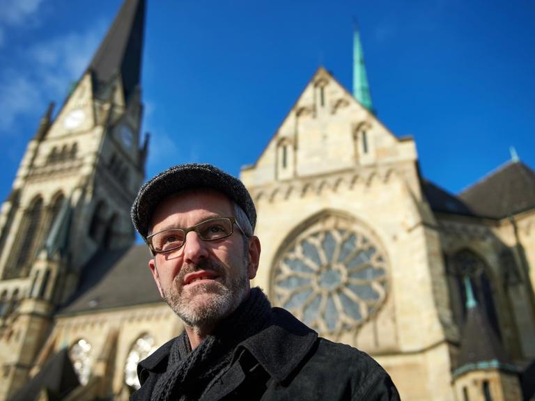 Thomas Frings vor dem Kirchengebäude seiner ehemaligen Gemeinde in Münster.