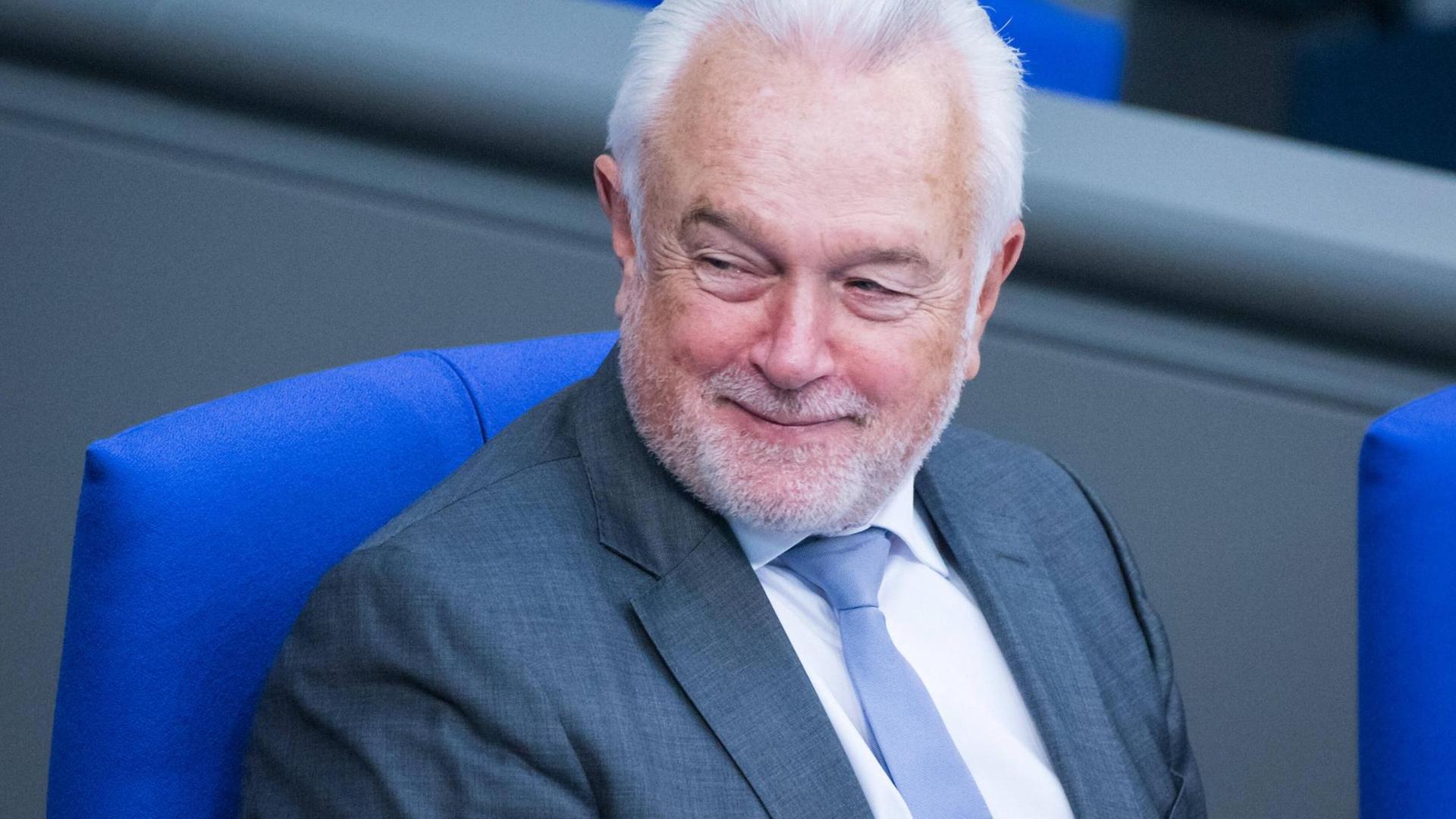 Wolfgang Kubicki sitzt im Bundestag und schaut zur Seite