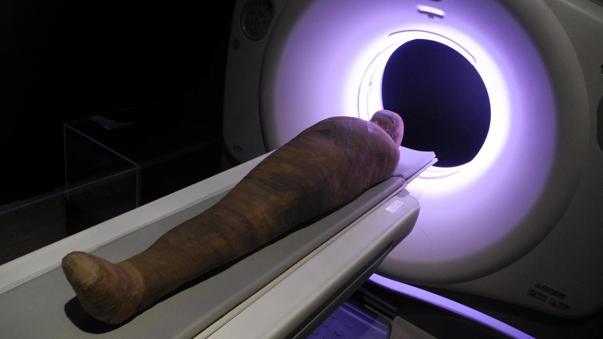 Die Nachahmung einer Mumie liegt in einem CT-Scanner Die Nachahmung einer Mumie liegt in einem CT-Scanner