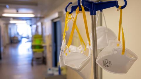 In einem Flur der Intensivstation hängen Mund-Nasen-Schutz Masken.