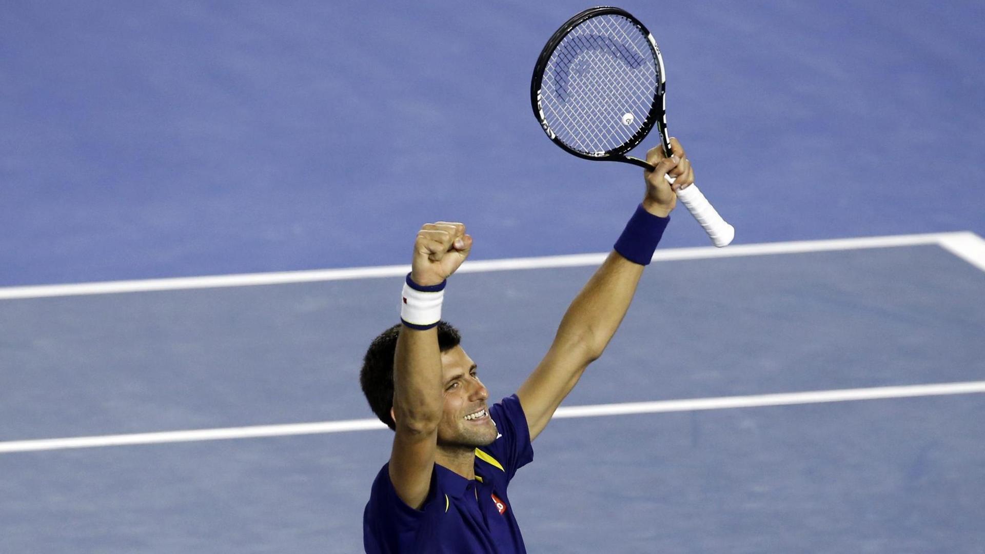 Novak Djokovic freut sich über seinen Sieg bei den Australien Open.