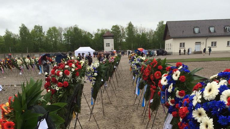 Blumen und Kränze zum Gedenken an die Opfer des KZ Dachau
