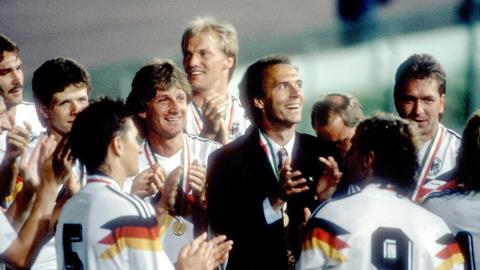 Die deutsche Fußballnationalmannschaft feiert am 08.07.1990 im Olympiastadion in Rom den eroberten Weltmeistertitel.