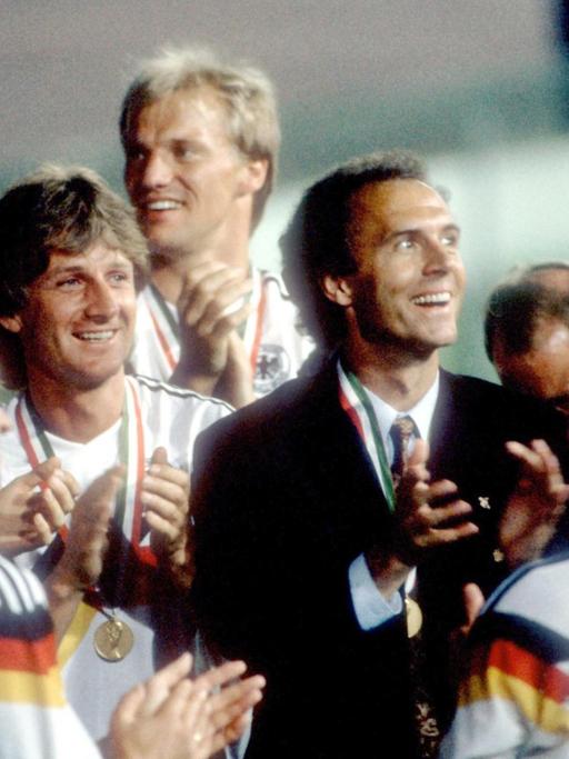 Die deutsche Fußballnationalmannschaft feiert am 08.07.1990 im Olympiastadion in Rom den eroberten Weltmeistertitel.