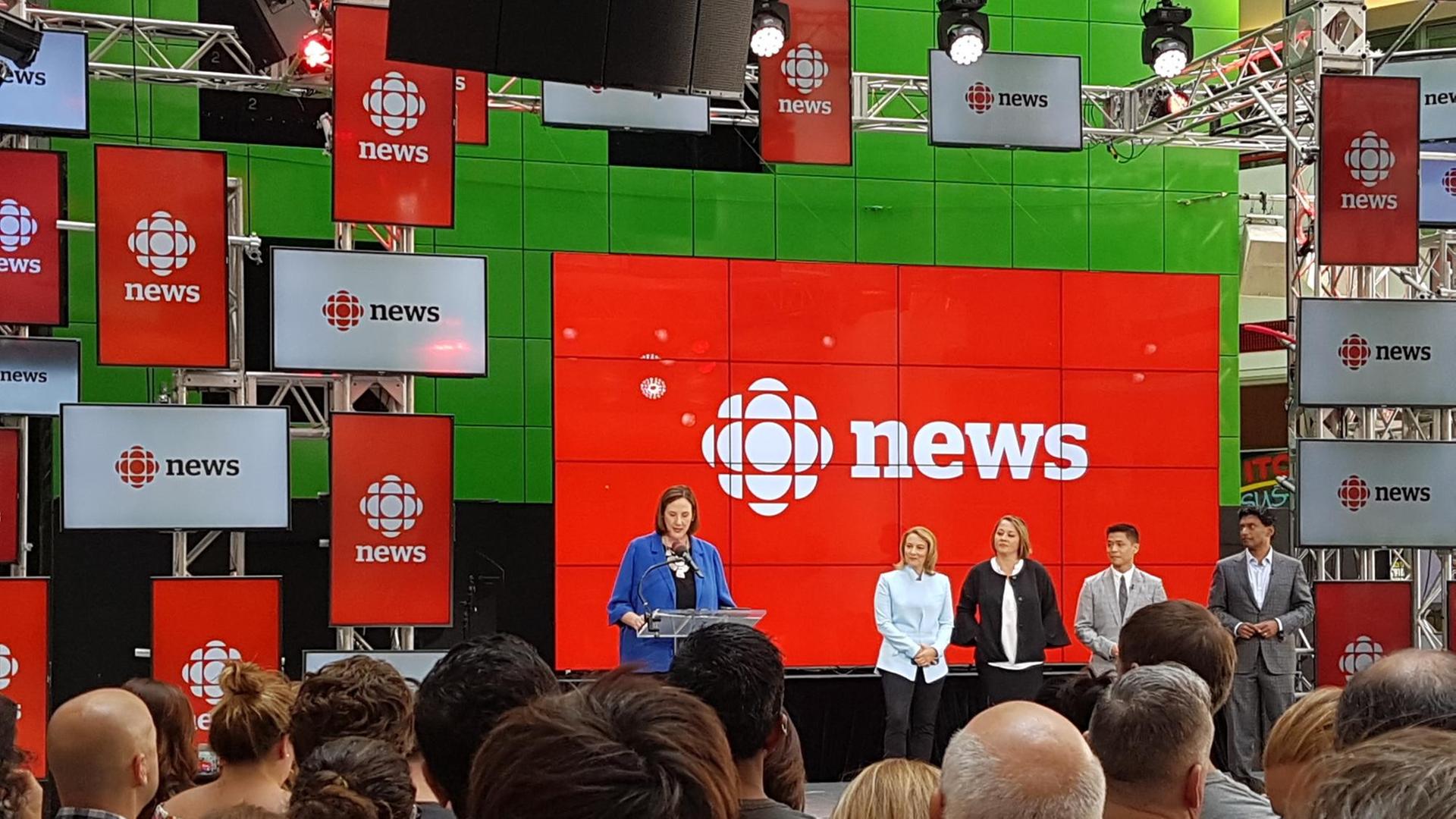 Jennifer McGuire, Chefredakteurin von CBC News, stellt auf einer Pressekonferenz die vier neuen Moderatoren vor.