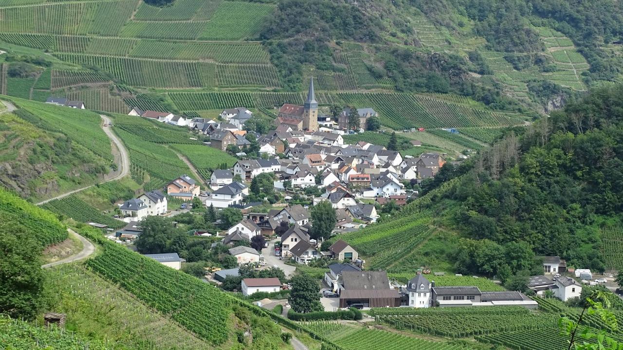 Idyllische Ansicht eines eines Teils des Weinortes Mayschoß in der rheinland-pfälzischen Eifel. Der Rest des Dorfes wurde durch die Flut im Juli 2021 zerstört. 