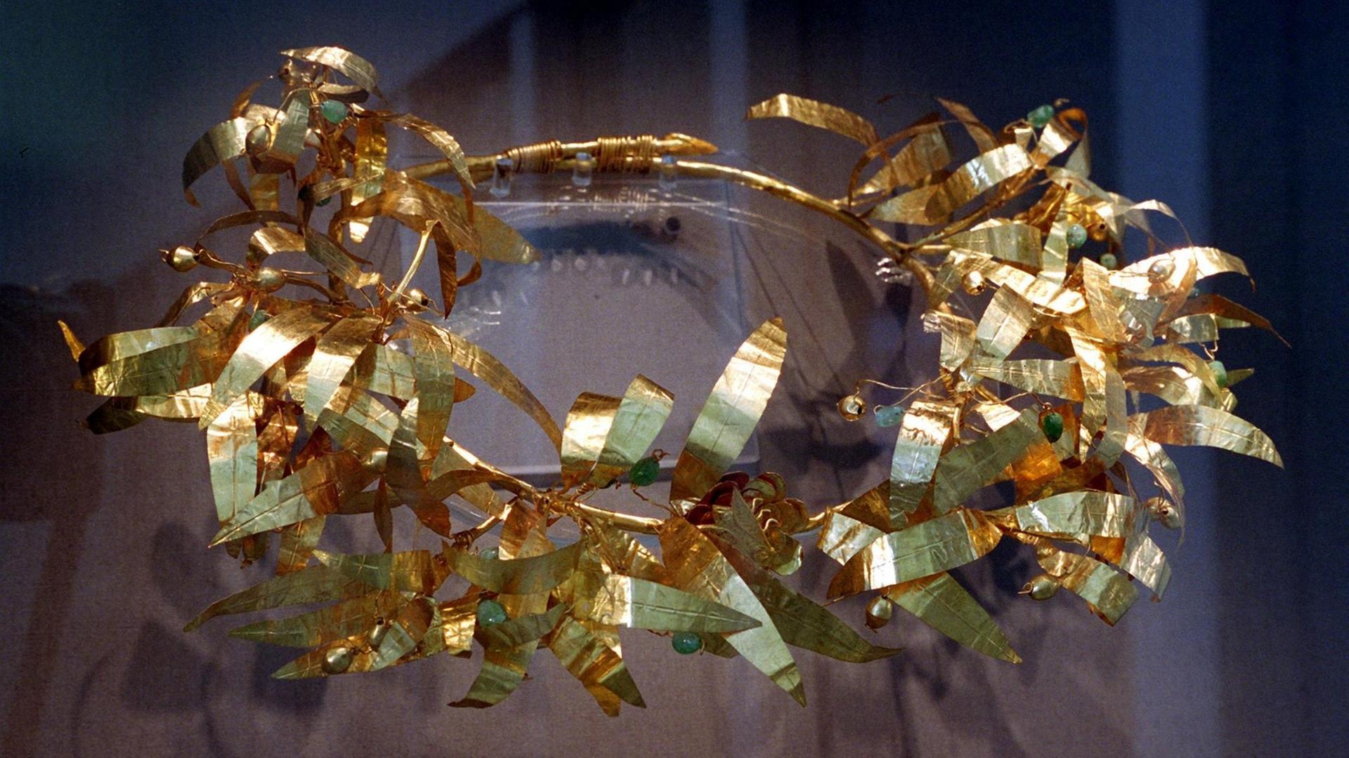 Ein goldener Totenkranz aus zwei Olivenzweigen mit Oliven aus Smaragden und Goldperlen aus Kleinasien (350 v. Chr.).