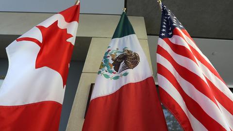 Die mexikanische, amerikanische und kanadische Flagge in der Lobby des Tagungsgebäudes der dritten Verhandlungsrunde des Handelsabkommens NAFTA in der kanadischen Hauptstadt Ottawa am 24. September 2017.