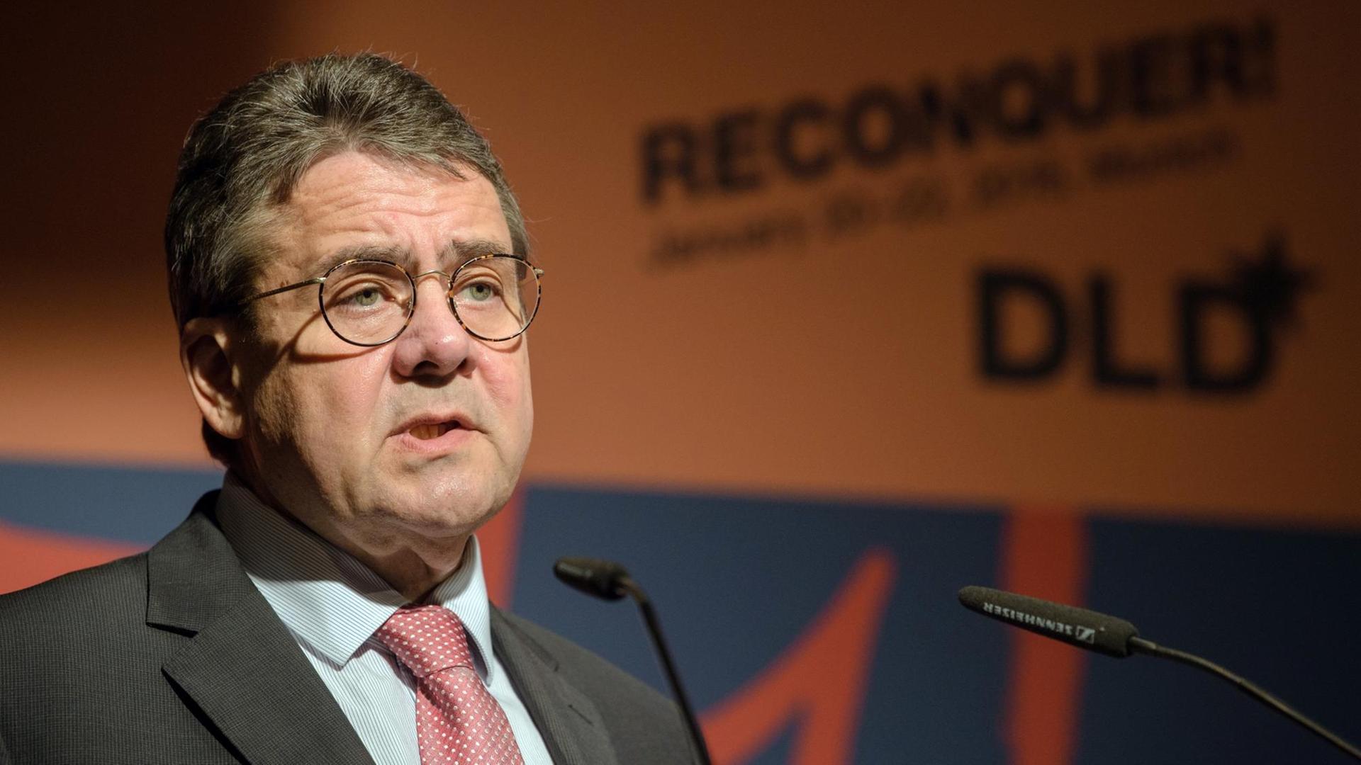 SPD Gabriel attackiert Schulz