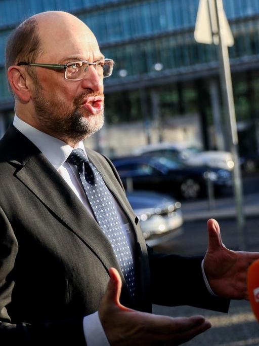 Der SPD-Parteivorsitzende Martin Schulz spricht zu Beginn der Koalitionsverhandlungen von CDU, CSU und SPD vor der CDU-Parteizentrale.