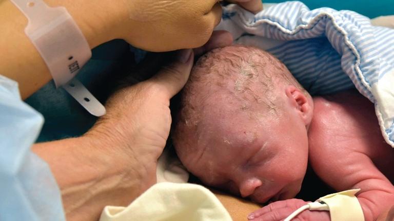 Uterus-Transplantation: Das neugeborene Baby kurz nach der Geburt