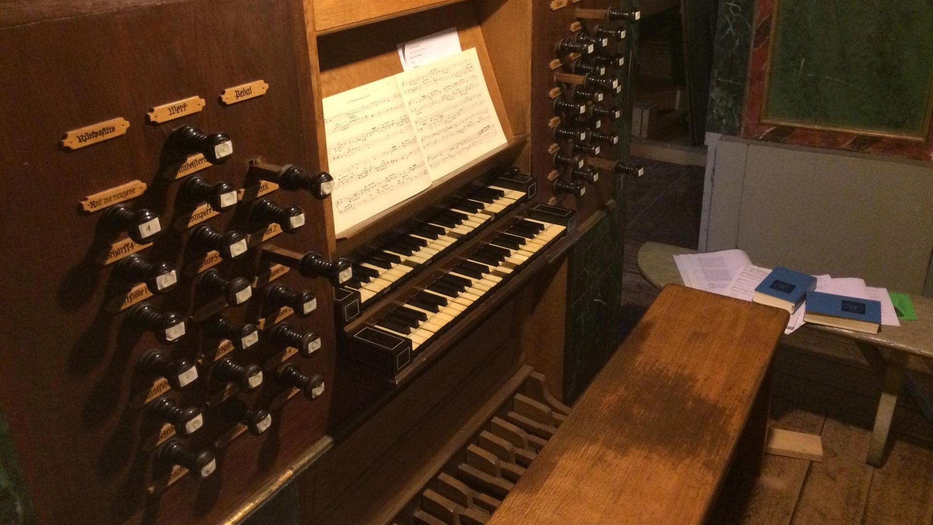 April 2015: Noch ist der Spieltisch der Schnitger-Orgel in Neuenfelde am Stadtrand von Hamburg nicht restauriert