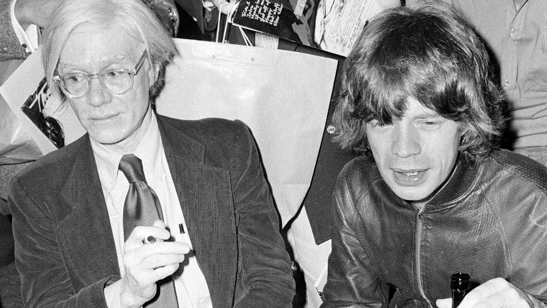 US-Künstler Andy Warhol (1928-1987) und Rolling-Stones-Sänger Mick Jagger, aufgenommen im Jahr 1977 in New York