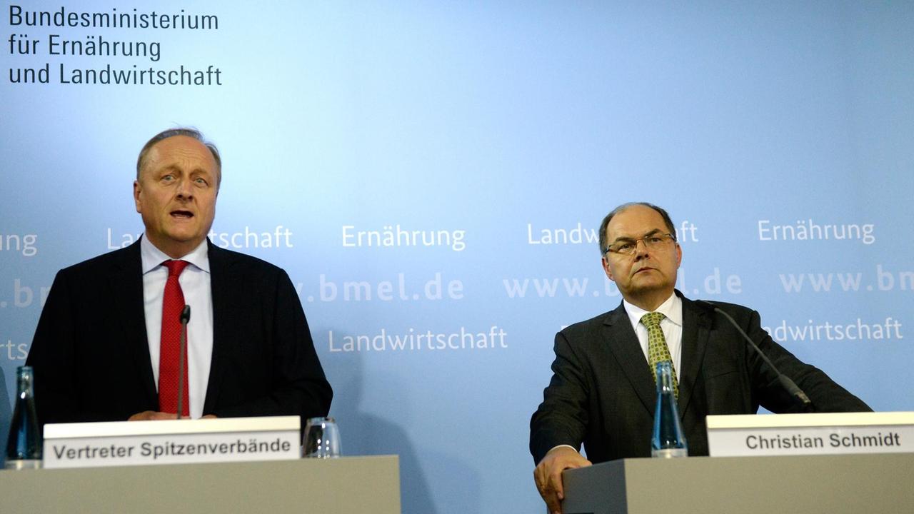 Joachim Rukwied, Präsident des Deutschen Bauernverbandes und Bundeslandwirtschaftsminister Christian Schmidt (CSU) nach dem "Milchgipfel" im Bundeslandwirtschaftsministerium, beide an Mikrofonen stehen.