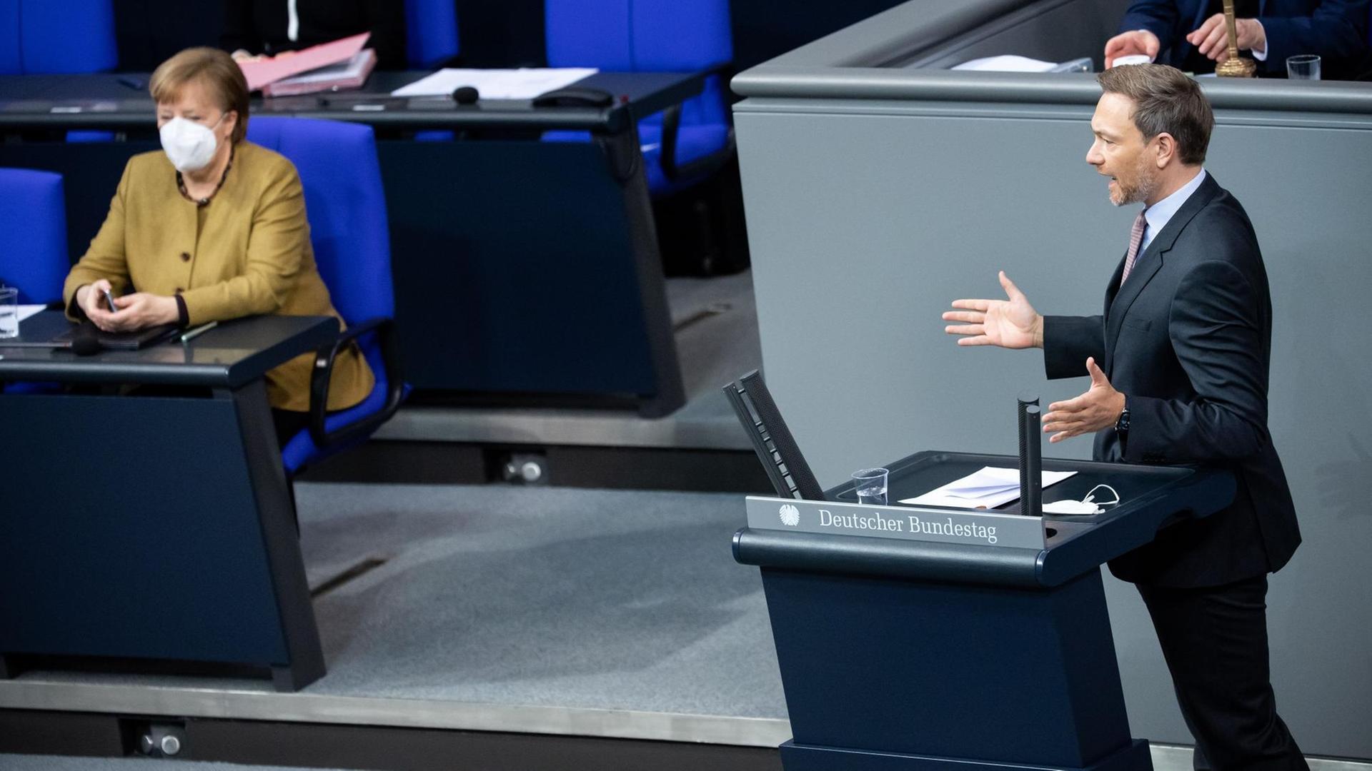 Berlin: Christian Lindner, Vorsitzender der FDP-Bundestagsfraktion, spricht in der Plenarsitzung des Deutschen Bundestages zu Bundeskanzlerin Angela Merkel (CDU).