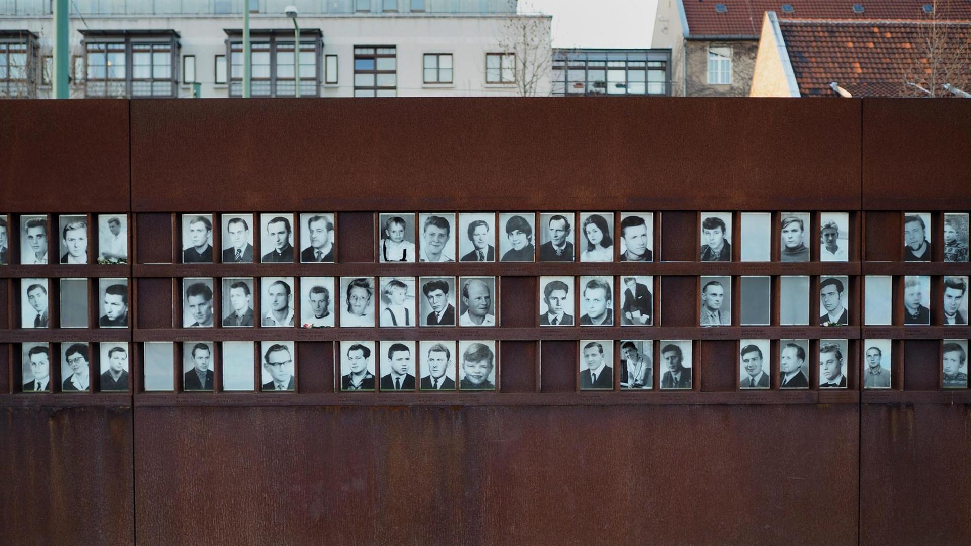 Gedenkstätte Berliner Mauer an der Bernauer Straße mit Fotos von Maueropfern