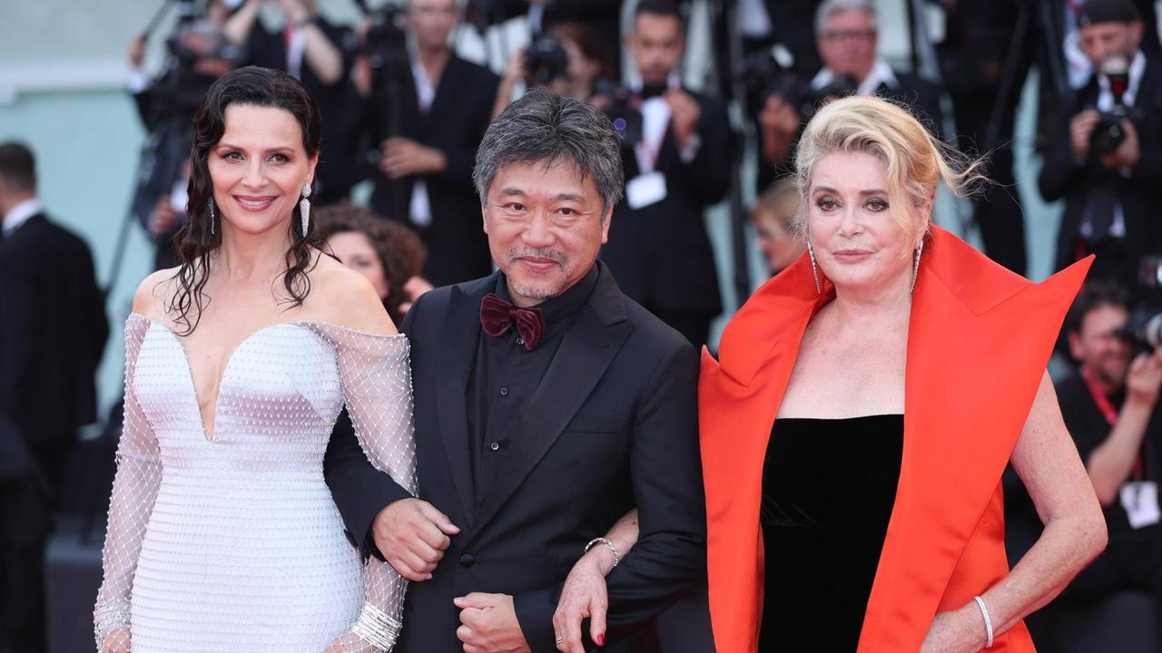 Filmregisseur Hirokazu Kore-eda (mitte) mit den Schauspielerinnen Juliette Binoche (L) und Catherine Deneuve bei der Eröffnung der 76. Filmfestspiele Venedig. 28. August 2019