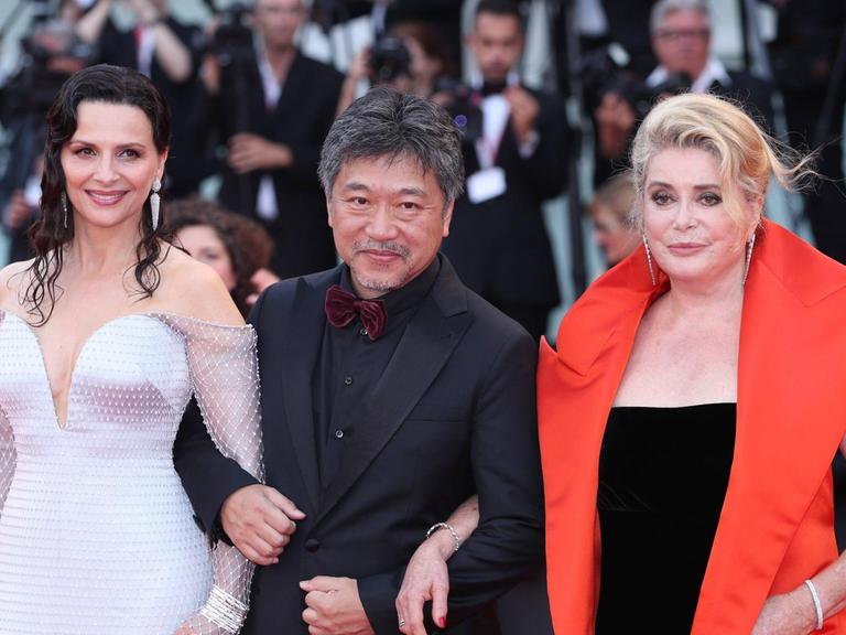 Filmregisseur Hirokazu Koreeda (mitte) mit den Schauspielerinnen Juliette Binoche (L) und Catherine Deneuve bei der Eröffnung der 76. Filmfestspiele Venedig. 28. August 2019