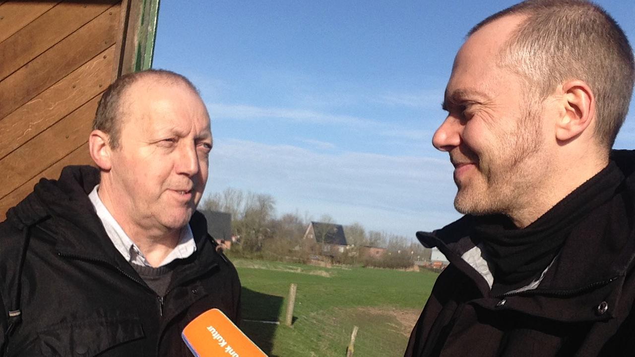 Reporter Elmar Krämer interviewt Deichgraf Ernst August Thams.