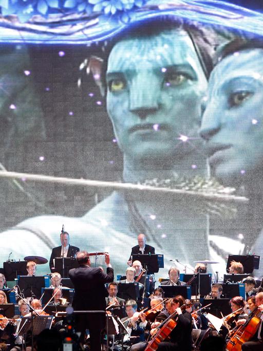 Das britische Royal Philharmonic Concert Orchestra performt Musik aus dem Film "Avatar" während des Beijing International Film Festival in 2012.