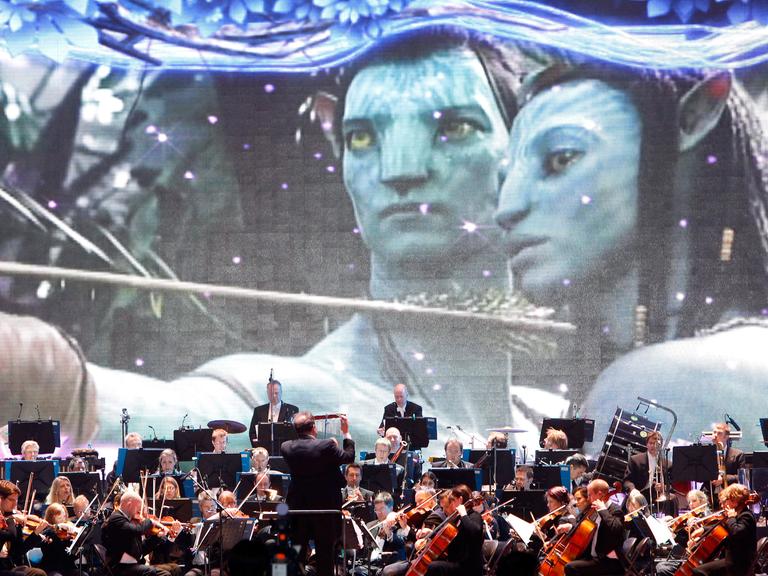 Das britische Royal Philharmonic Concert Orchestra performt Musik aus dem Film "Avatar" während des Beijing International Film Festival in 2012.