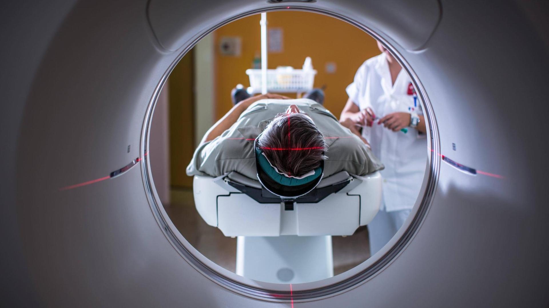 Bei der Magnetresonanztomographie (MRI, MRT) wird ein Patient in die Röhre geschoben.
