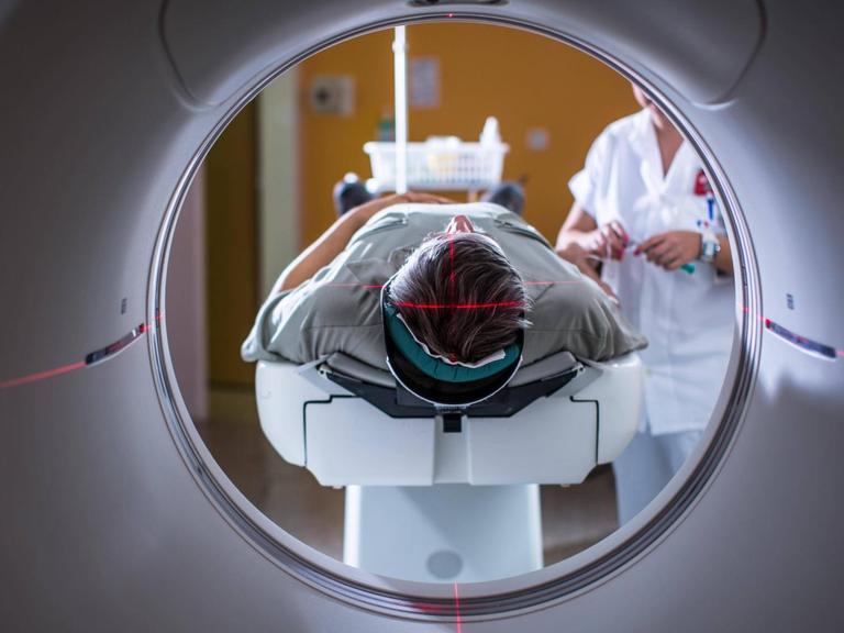 Bei der Magnetresonanztomographie (MRI, MRT) wird ein Patient in die Röhre geschoben.