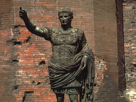 Statue von Kaiser Augustus vor der Porta Palatina in der italienischen Stadt Turin