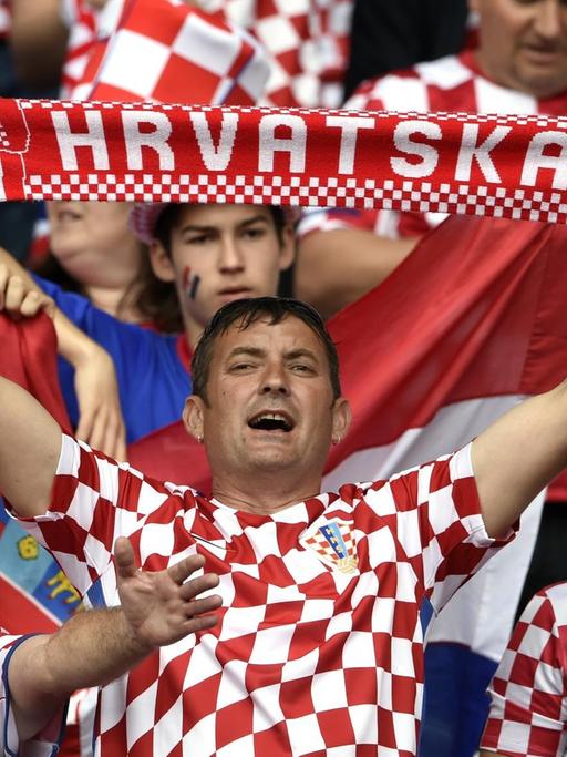 Kroatische Fußballfans am 12.6 vor dem Anpfiff der EM-Partie in der Gruppe D zwischen der Türkei und Kroatien in Paris.