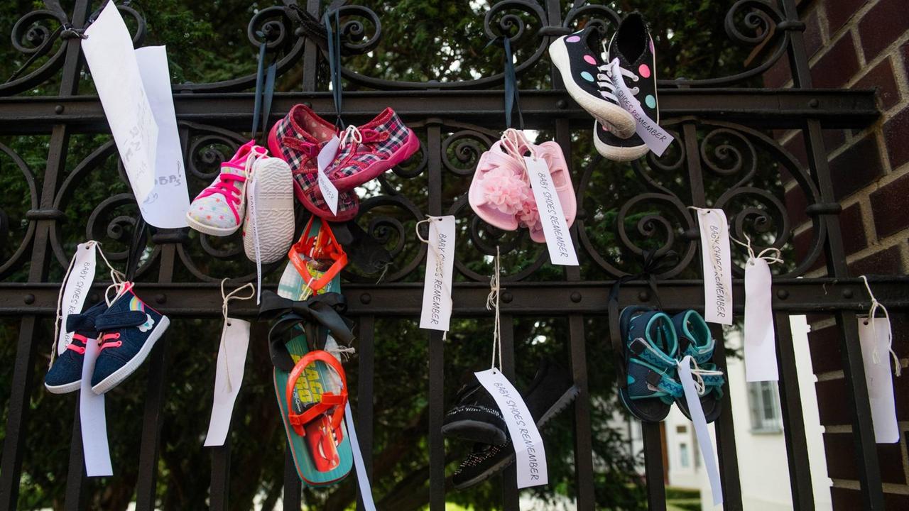Polen, Baby-Schuh-Protest gegen Pädophilie und Missbrauch in der Katholischen Kirche am Eingang der  erzbischöflichen Kurie in Poznan