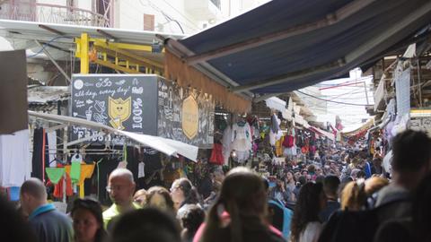 Stände auf dem Carmel-Markt in Tel Aviv