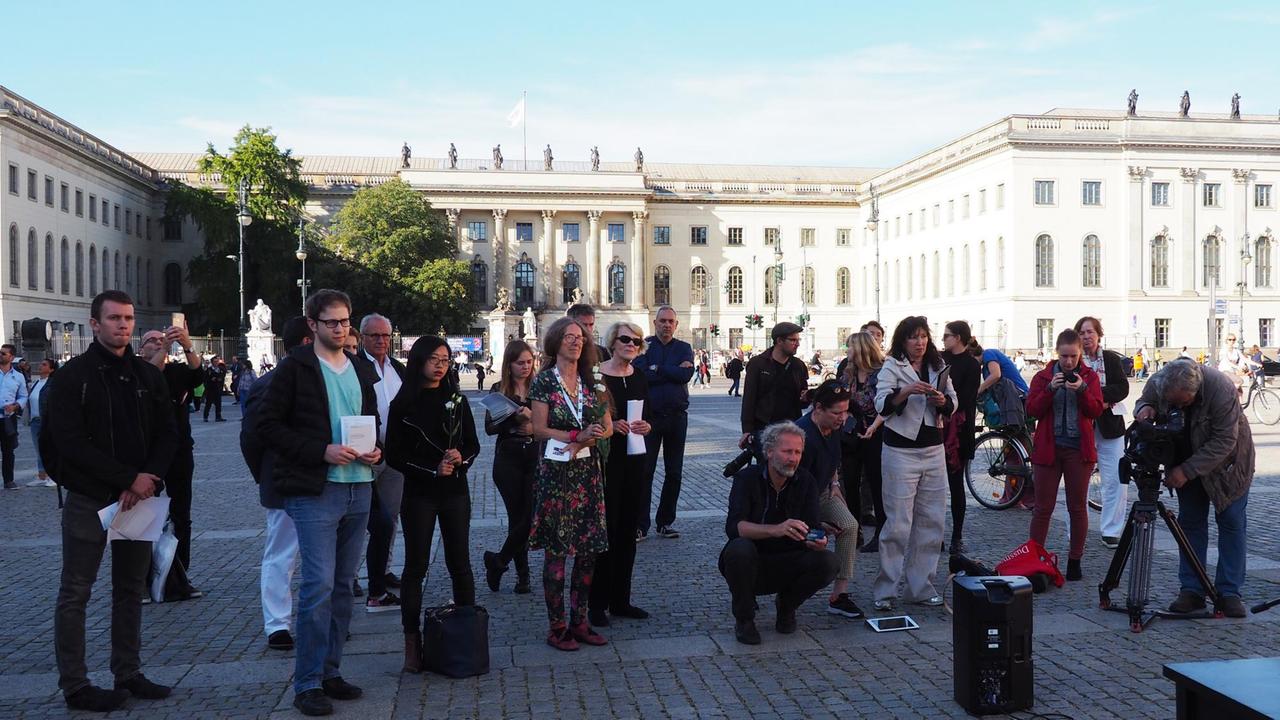 Zuhörer der Solidaritätslesung für Hongkong stehen auf dem Bebelplatz in Berlin