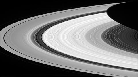 Der innere Bereich des A-Rings erscheint deutlich heller als der Rest und damit ähnlich hell wie der weiter innen liegende B-Ring Saturns