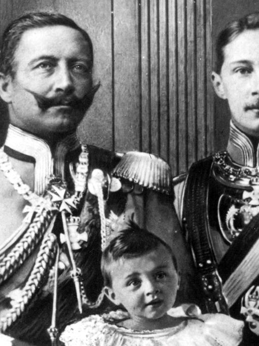 Zeitgenössische Aufnahme von Kaiser Wilhelm II. (.l) mit seinem ältesten Sohn Kronprinz Wilhelm (r.) und dessen Sohn Prinz Wilhelm. (Undatierte Aufnahme).