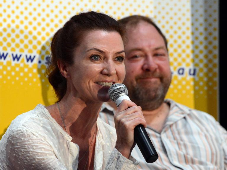Darsteller der Serie "Game of Thrones", Michelle Fairley und Mark Addy, 2013 auf einer Pressekonferenz in Australien.