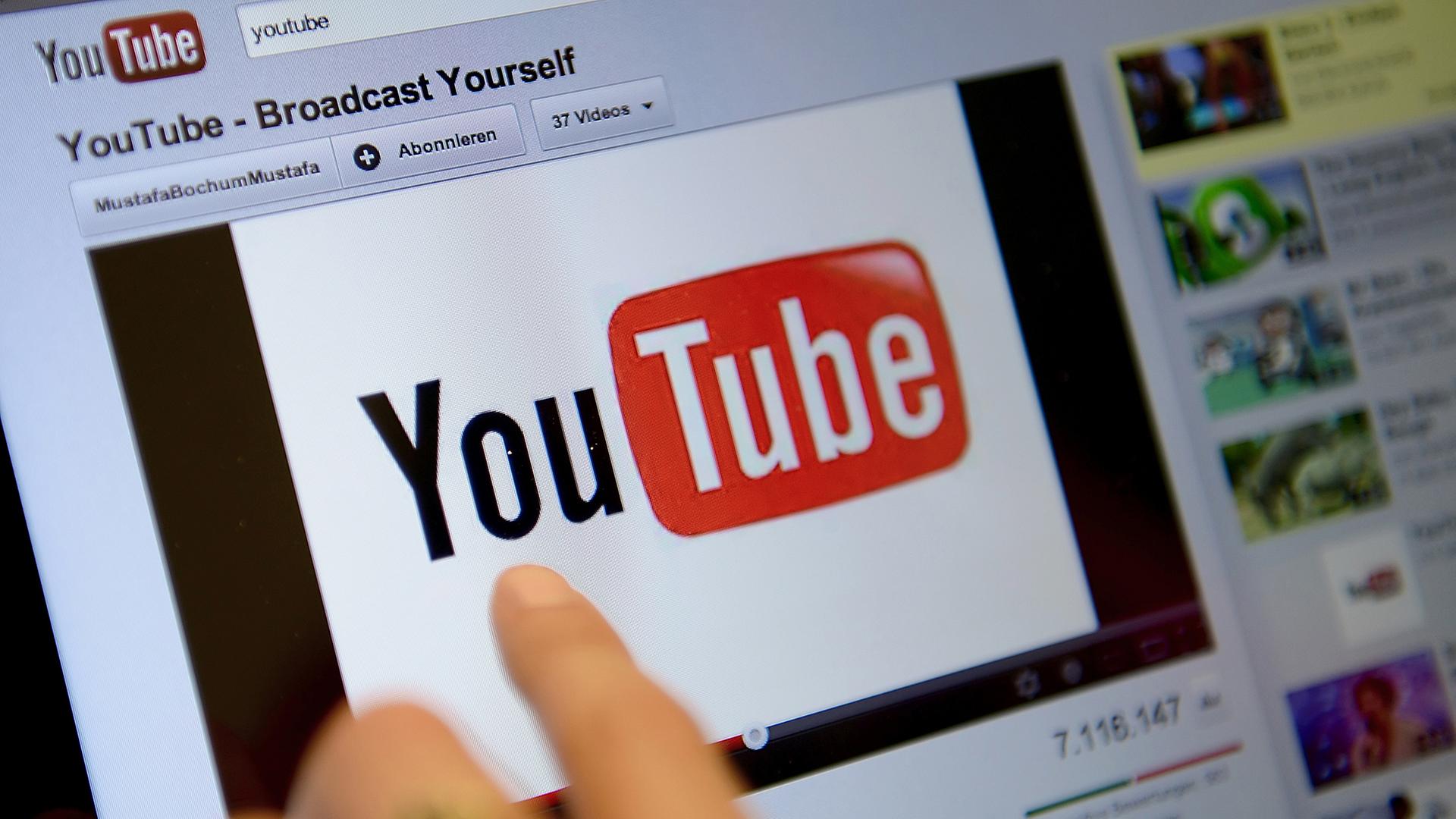 Ein Bildschirm mit dem Youtube-Logo und der Aufschrift "Broadcast Yourself"