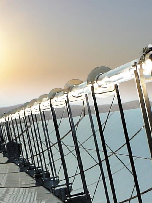 Die Sonne scheint über einem Parabolspiegel eines solarthermischen Parabolrinnenkraftwerks in der Nähe von Las Vegas.
