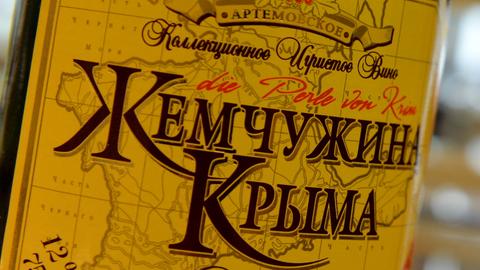 Das Etikett einer Flasche Krim-Sekt mit kyrillischer Schrift.