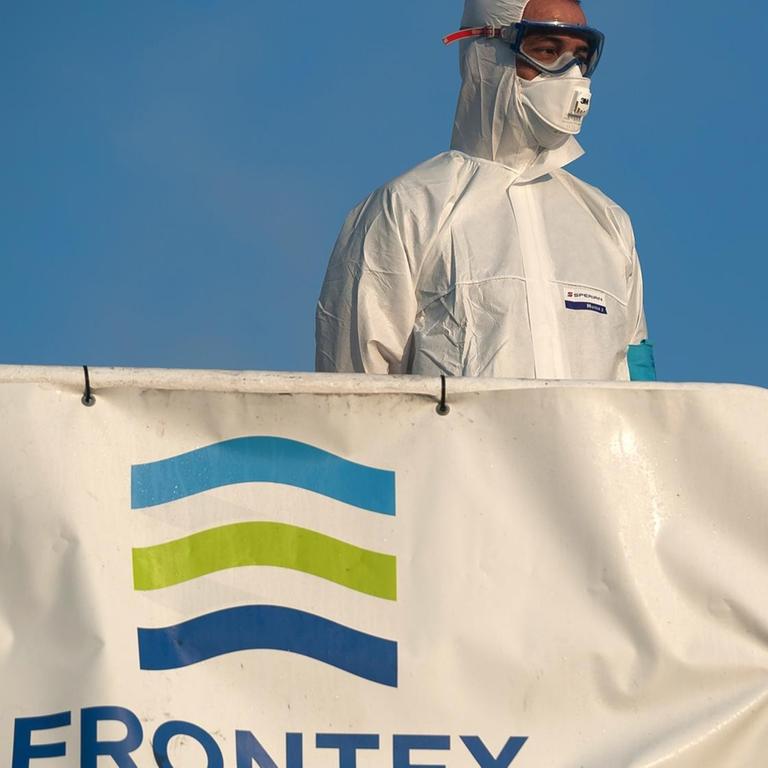 Mitarbeiter der Europäischen Grenzschutzagentur Frontex in einem Schutzanzug auf einem Frontex-Boot im Hafen von Malaga.