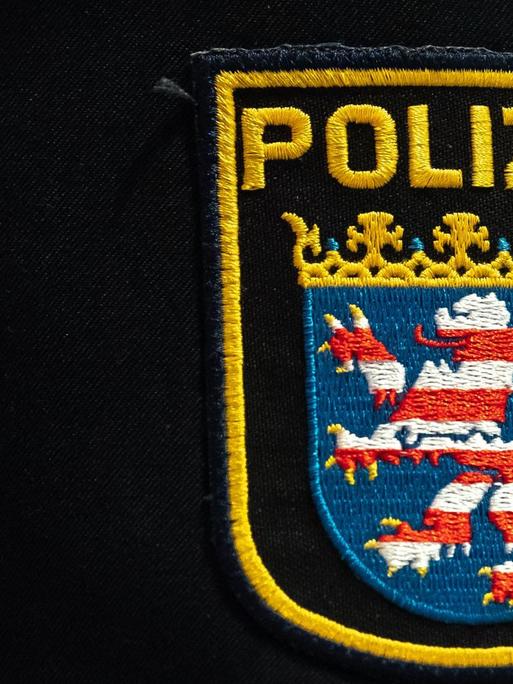 Das Wappen der Polizei Hessen auf einer Uniform.