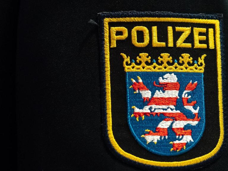 Das Wappen der Polizei Hessen auf einer Uniform.