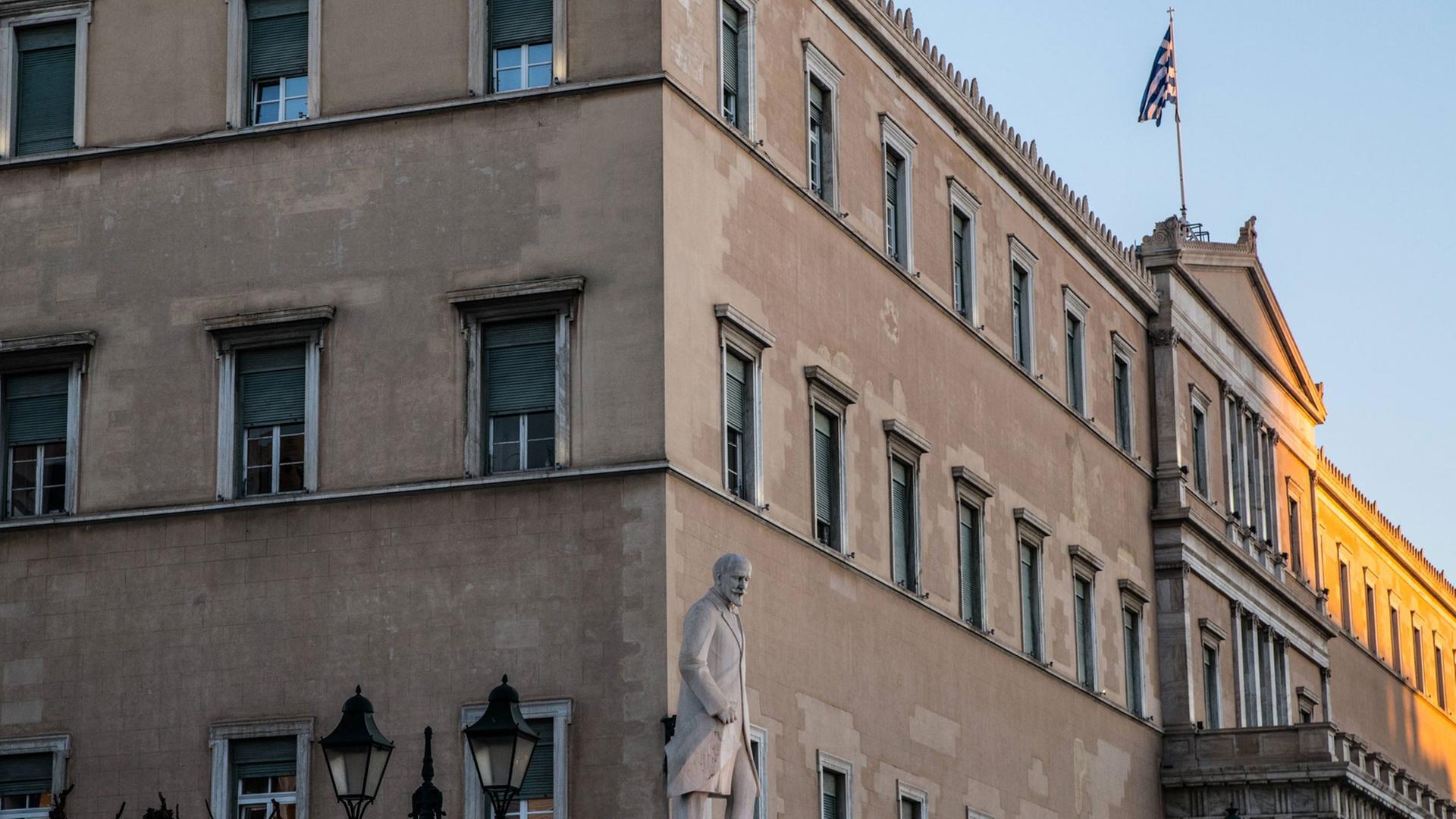 Das griechische Parlament in Athen: ein älteres, rotbaunes Gebäude Das griechische Parlament in Athen: ein älteres, rotbaunes Gebäude