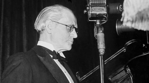 Der englische Publizist und Labour-Abgeordnete Sir Ralph Norman Angell (1872 - 1967). Er auch mit Mitarbeiter des Völkerbundes und wurde 1933 mit dem Friedensnobelpreis ausgezeicnet.