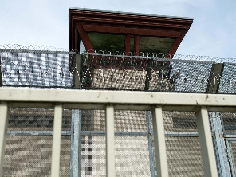 Wachturm über einer Außenmauer der JVA Tegel in Berlin