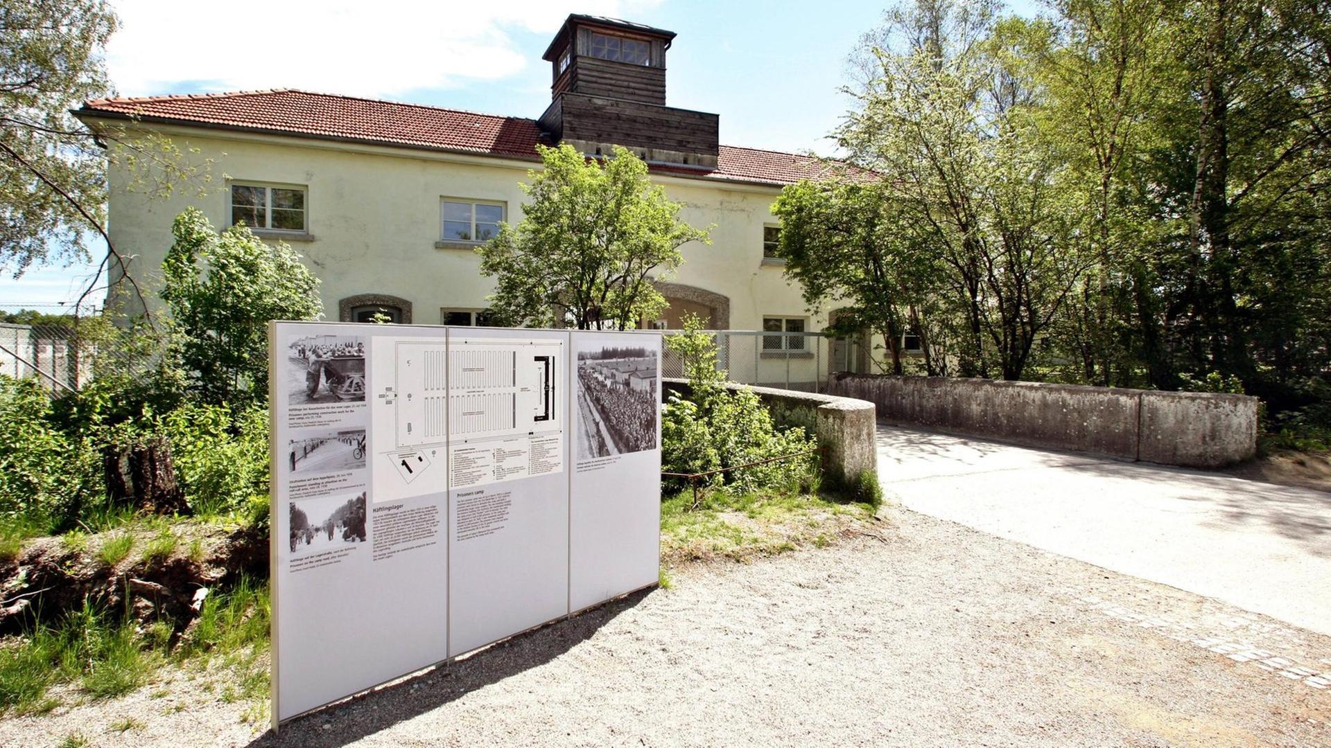 Schautafeln am Besuchereingang der KZ-Gedenkstätte Dachau.