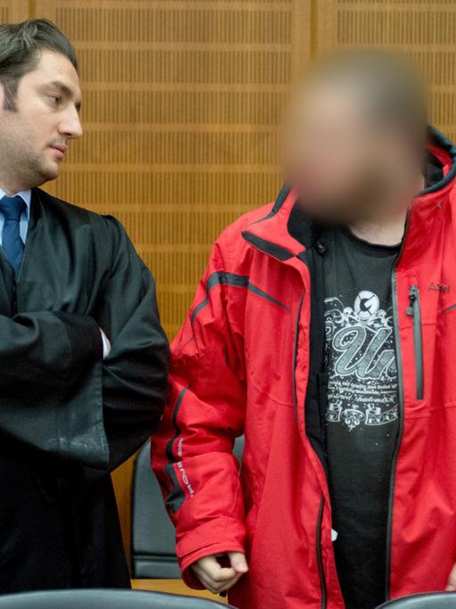 Ein 20-jähriger Islamist steht am 5.12.2014 mit seinem Anwalt in einem Gerichtssaal im Oberlandesgericht Frankfurt am Main.