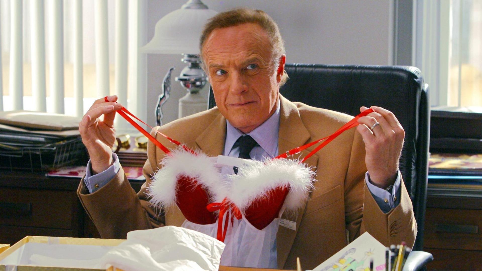 Der Verleger Walter (James Caan) hält in dem neuen Kinofilm "Buddy - Der Weihnachtself" ein Geschenk der besonderen Art in Händen (Szenenfoto).