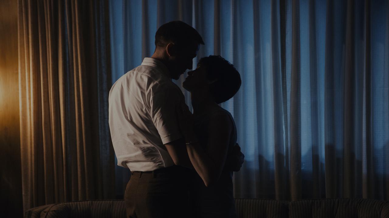 Filmstill aus "First Man" - Neil Armstrong (Ryan Gosling) mit seiner Ehefrau Janet (Claire Foy) in einer Umarmung