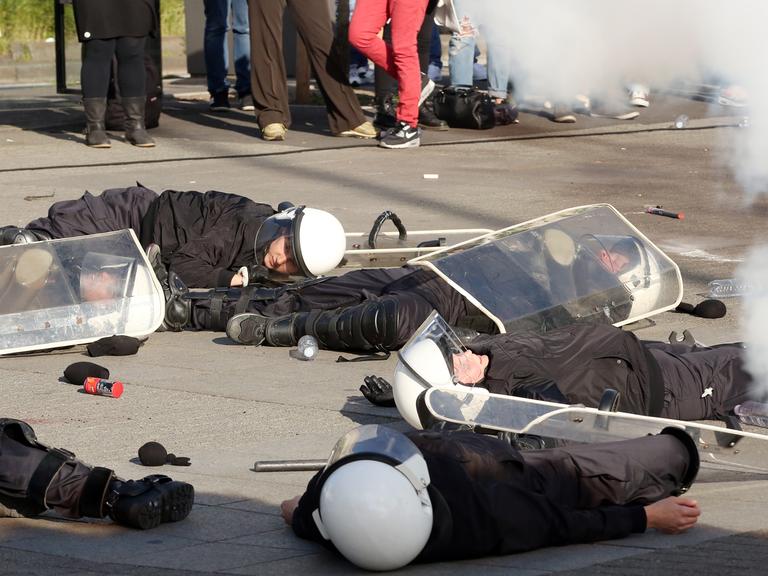 Künstler stellen am 03.06.2015 in Hamburg in Erinnerung an die Proteste auf dem Tahrir-Platz in Kairo, dem Gezi-Park in Istanbul oder dem Maidan-Platz in Kiew eine Demonstration zwischen Polizisten und Aktivisten nach.