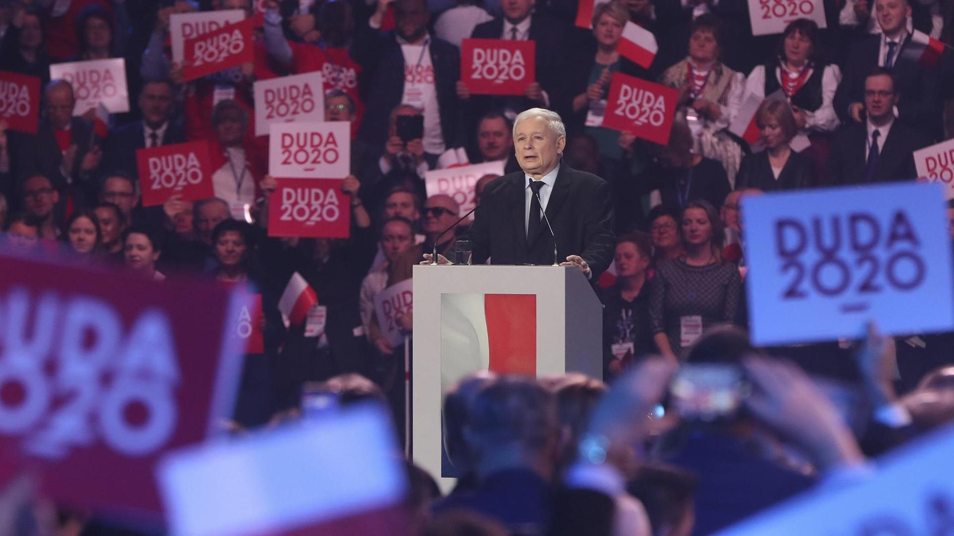 Jaroslaw Kaczynski steht bei einer Wahlkampfveranstaltung in Warschau am Rednerpult.